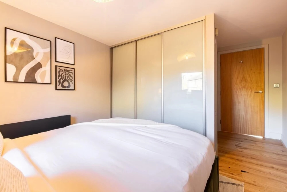 The Crystal Quarters - Modern Bright 2bdr Apartment