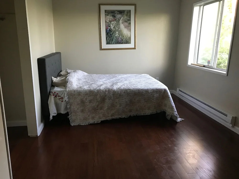 Large Redmond House Close to Downtown