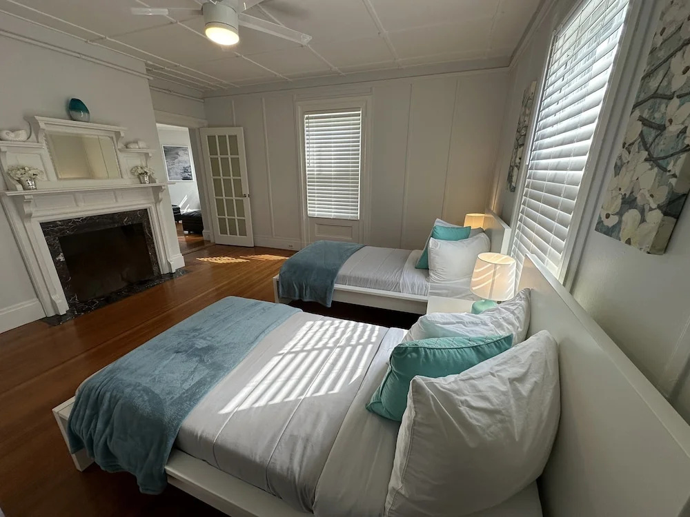 Very Cool 2 Bed/ 1 Bath Apartment Downtown Npt. - Unit 4 2 Bedroom Apts
