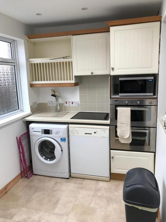 Spacious 5 double bed bedroom bungalow near Belfast