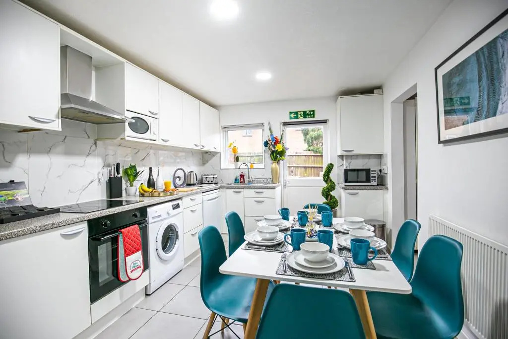 6 Bedroom House - Central MK - Free Parking, Smart TV, Fast Wifi and Garden - Perfect for Contractors and Large Groups by Yoko Property