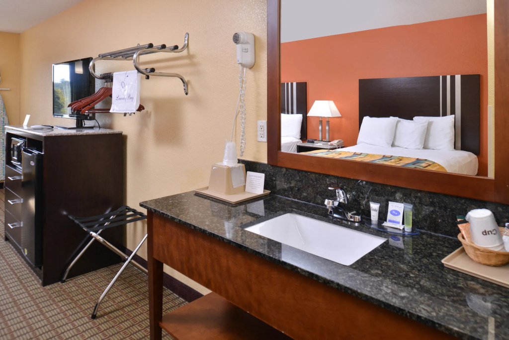 Douglas Inn & Suites