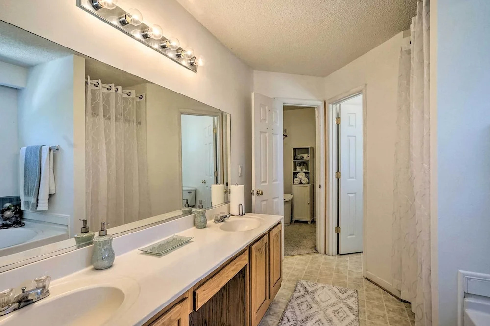 9 Mi to Richmond: Sandston Home w/ Office