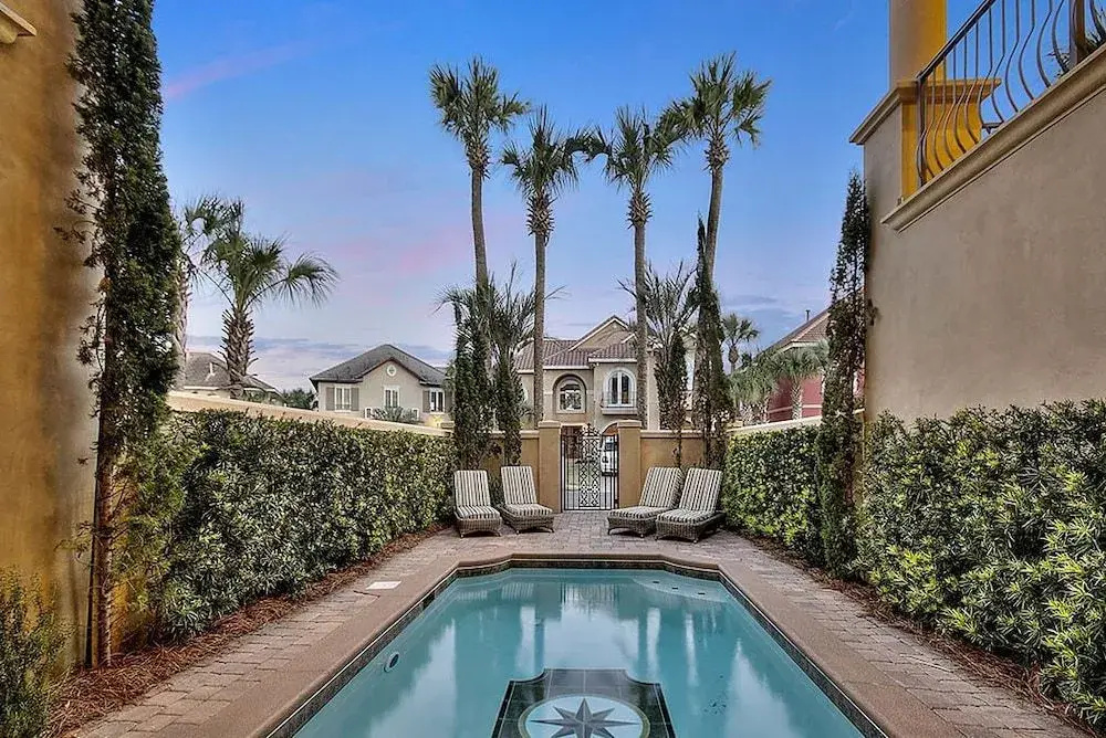 Casa de Palms by RedAwning