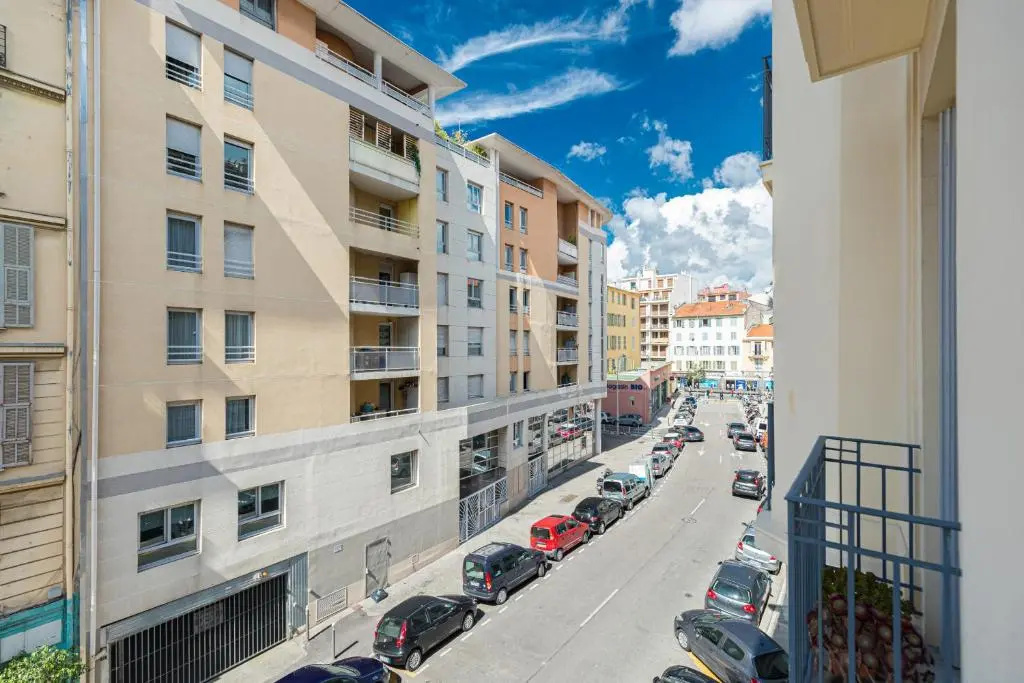 BH - CHARMANT 3 PIECES - Place Garibaldi 4 Personne