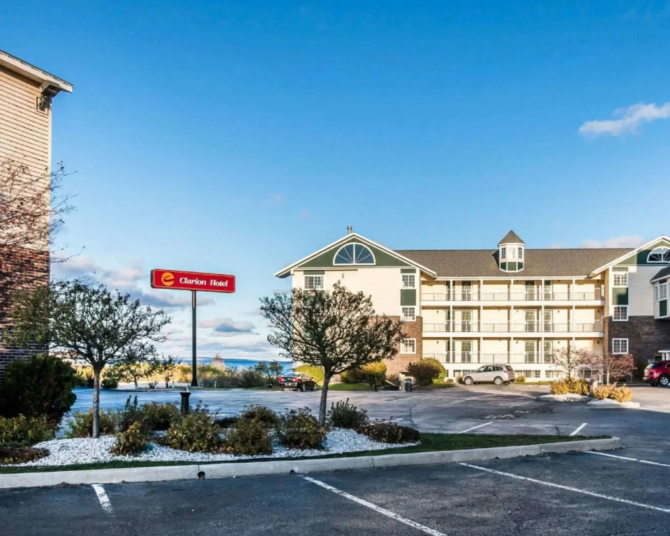Clarion Hotel Mackinaw City Beachfront