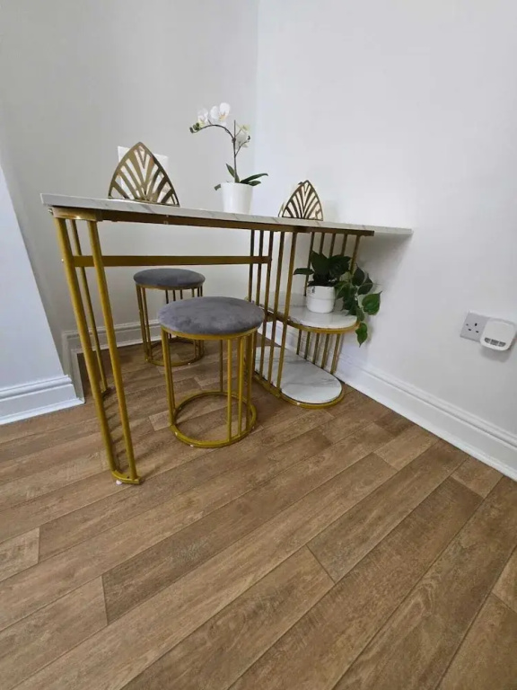 Luxury stylish Charming City Apartment with Private Entrance in Wolverhampton