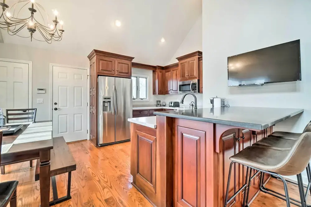 Relax Poolside! Family Getaway in Nashville Area
