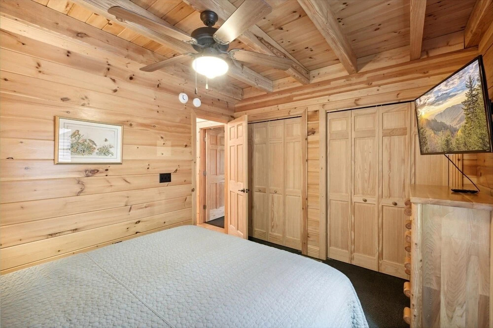 Wolf Den 4 Bedroom Cabin by RedAwning