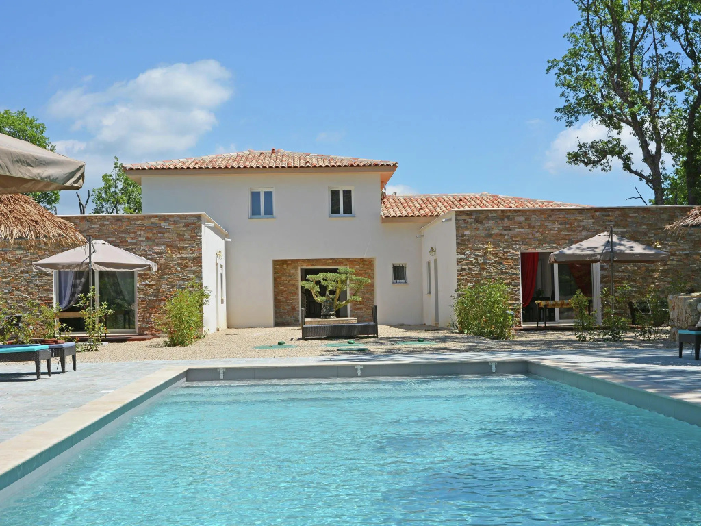 Modern air conditioned villa with pool on the Cote d 'Azur in beautiful surroundings