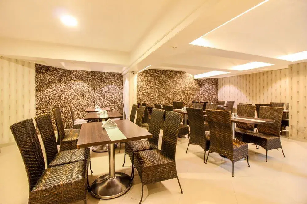 OYO Premium Mumbai International Airport 3