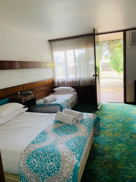 Caledonian Hotel Motel