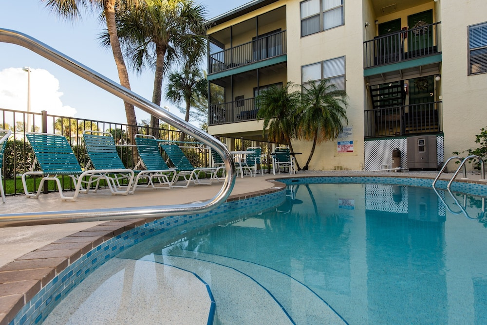 Beachview Condo 2 Bedroom Condo by RedAwning