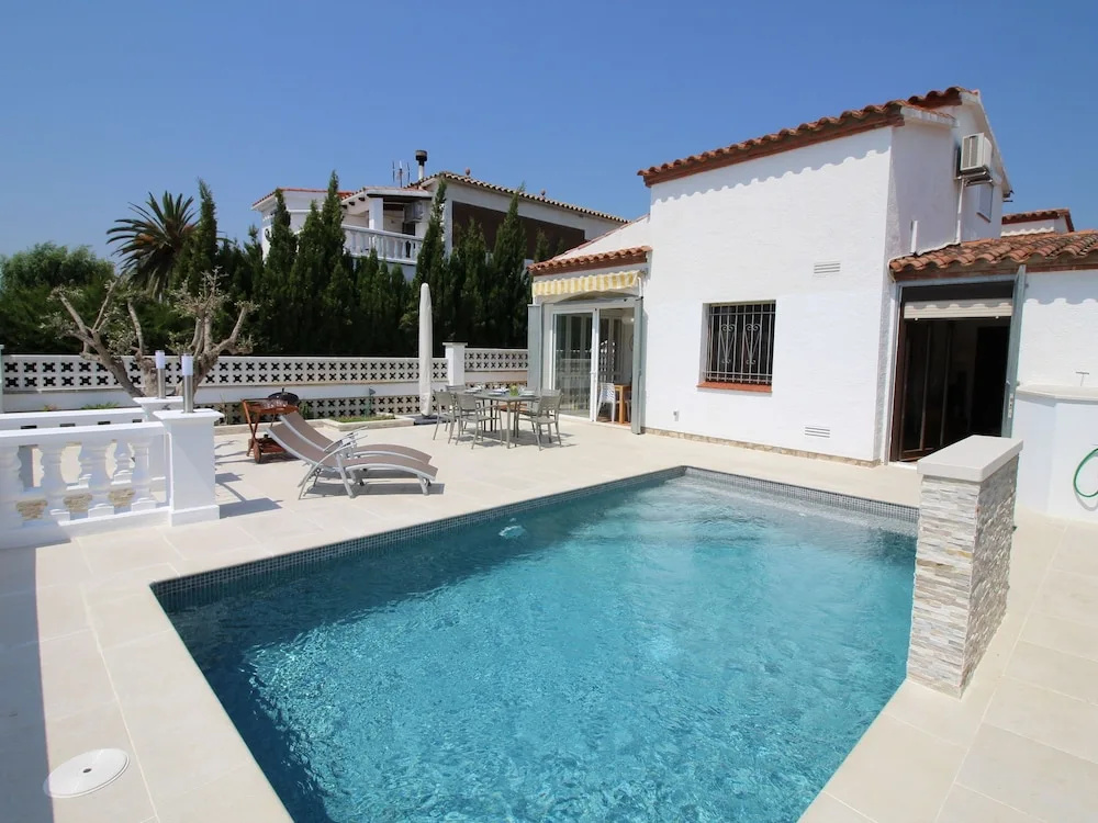 Charming Holiday Home in Empuriabrava With Pool