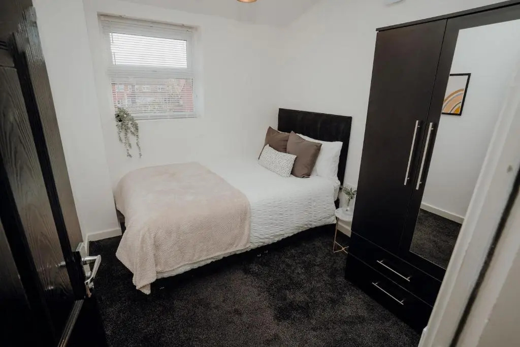 Entire 4 Bed House - Monthly Discount - By Centre