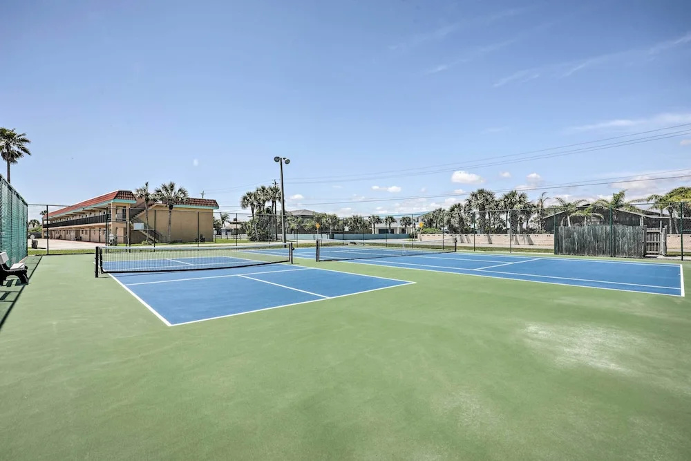 Walk to Crescent Beach: Condo w/ Pool Access