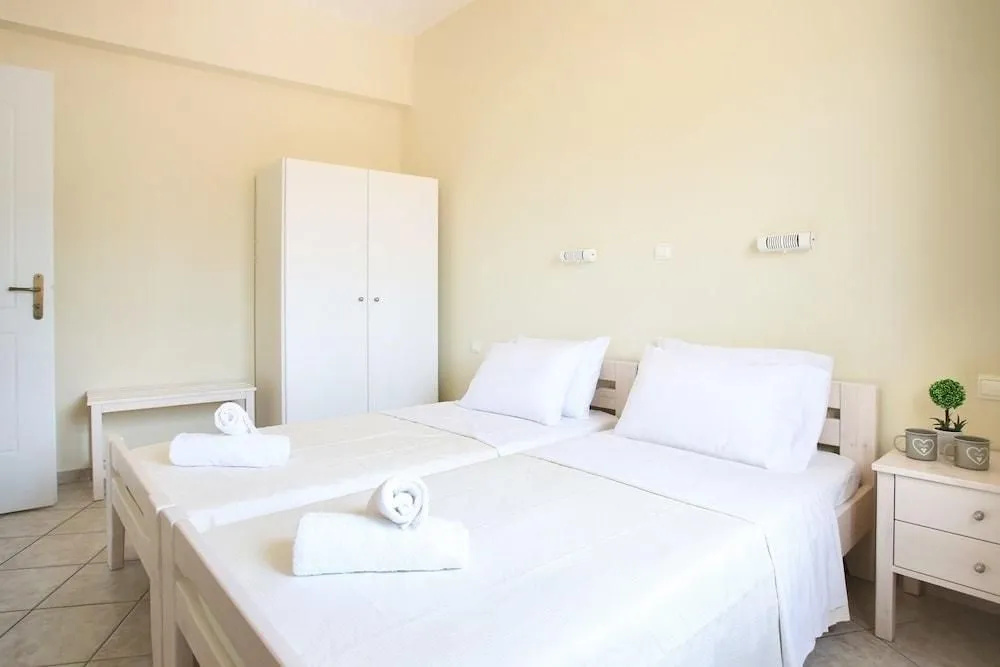 Theodosia apt Swim sunbathe beachfront