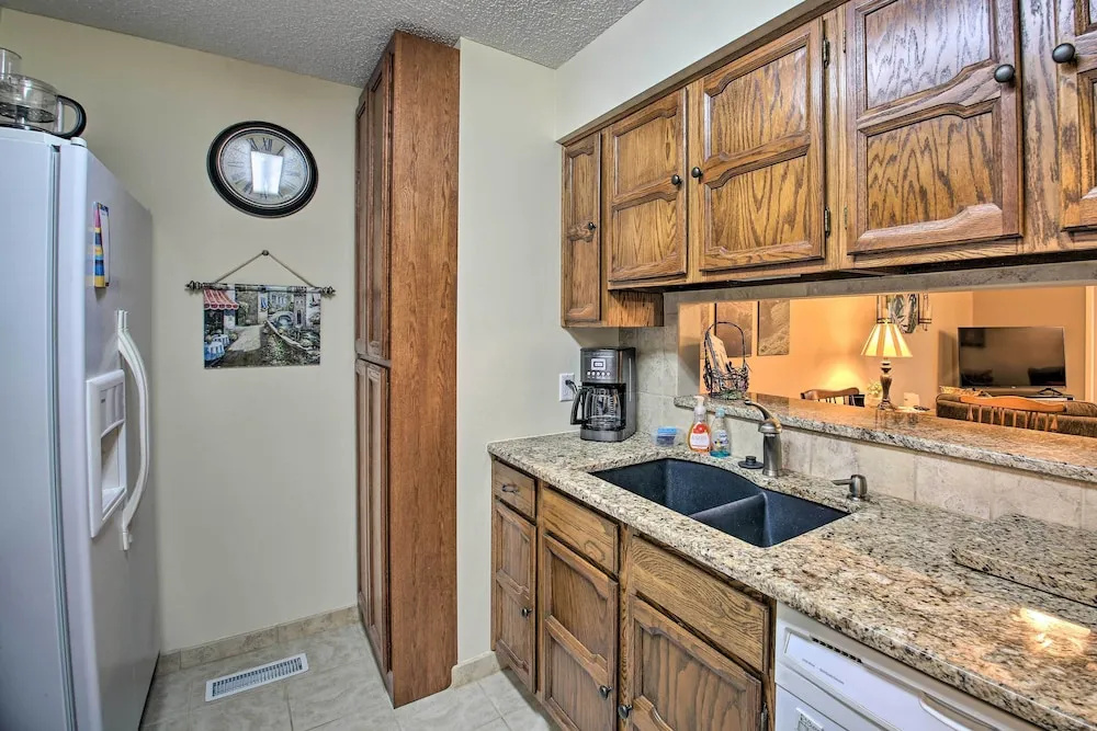3 Mi to Golf Hot Springs Village Retreat with Deck