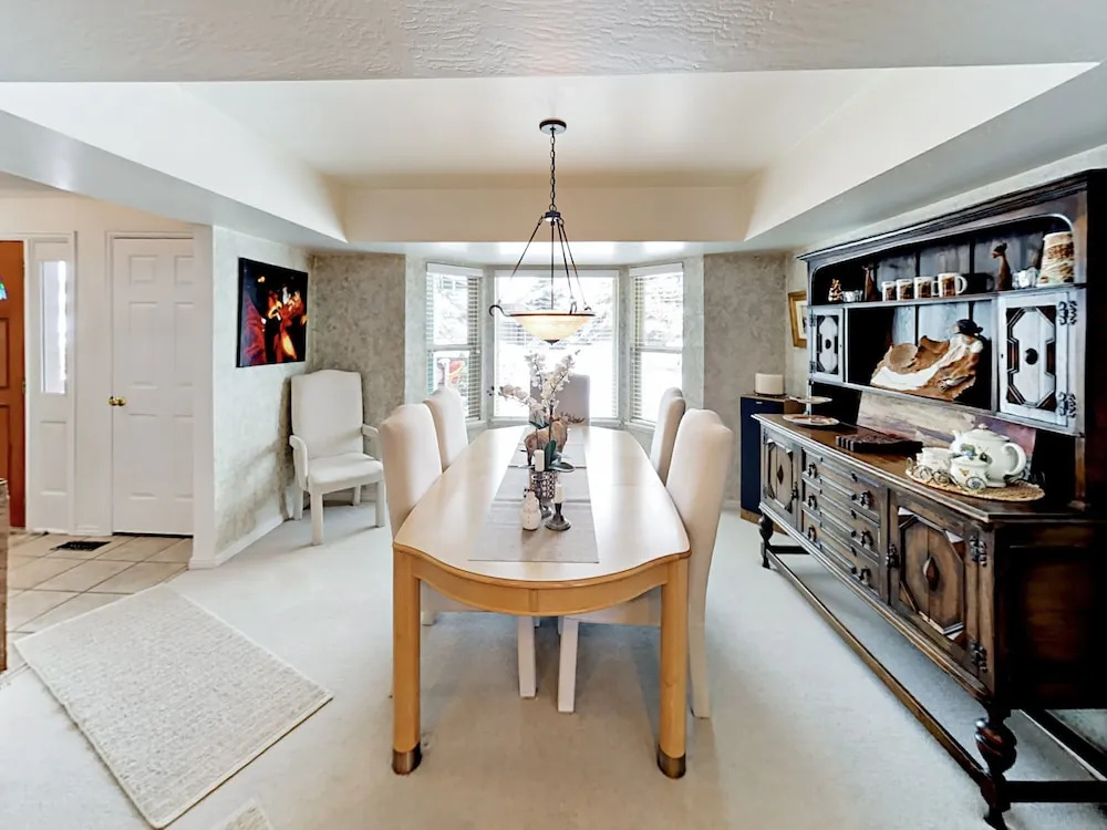 Large Near Shuttle To Slopes & Sundance 5 Bedroom Home