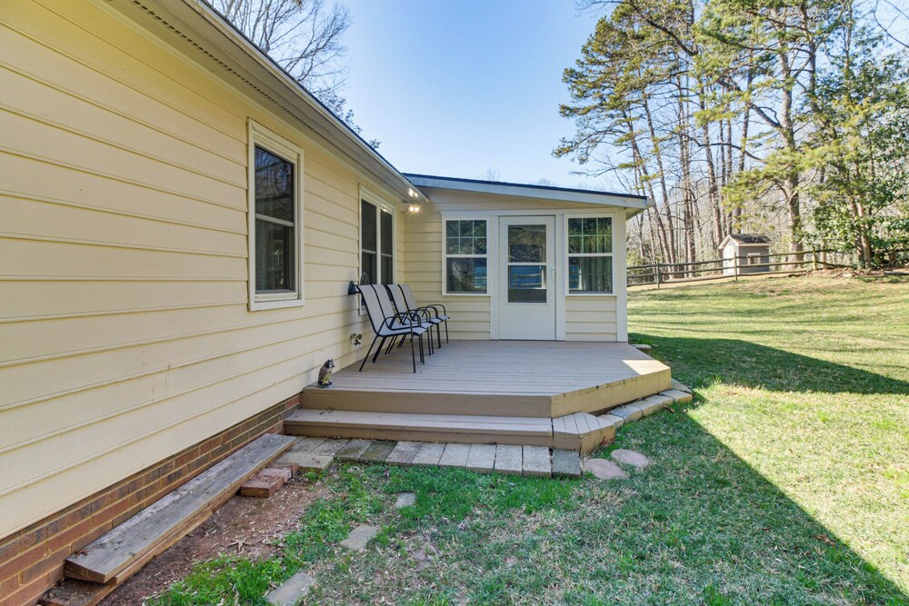 Lovely Charlotte Home w/ Yard: 9 Mi to Uptown!
