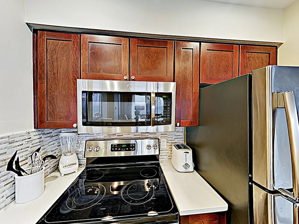 New Listing! Sunset At Luau W/ Pools & Spas 1 Bedroom Condo