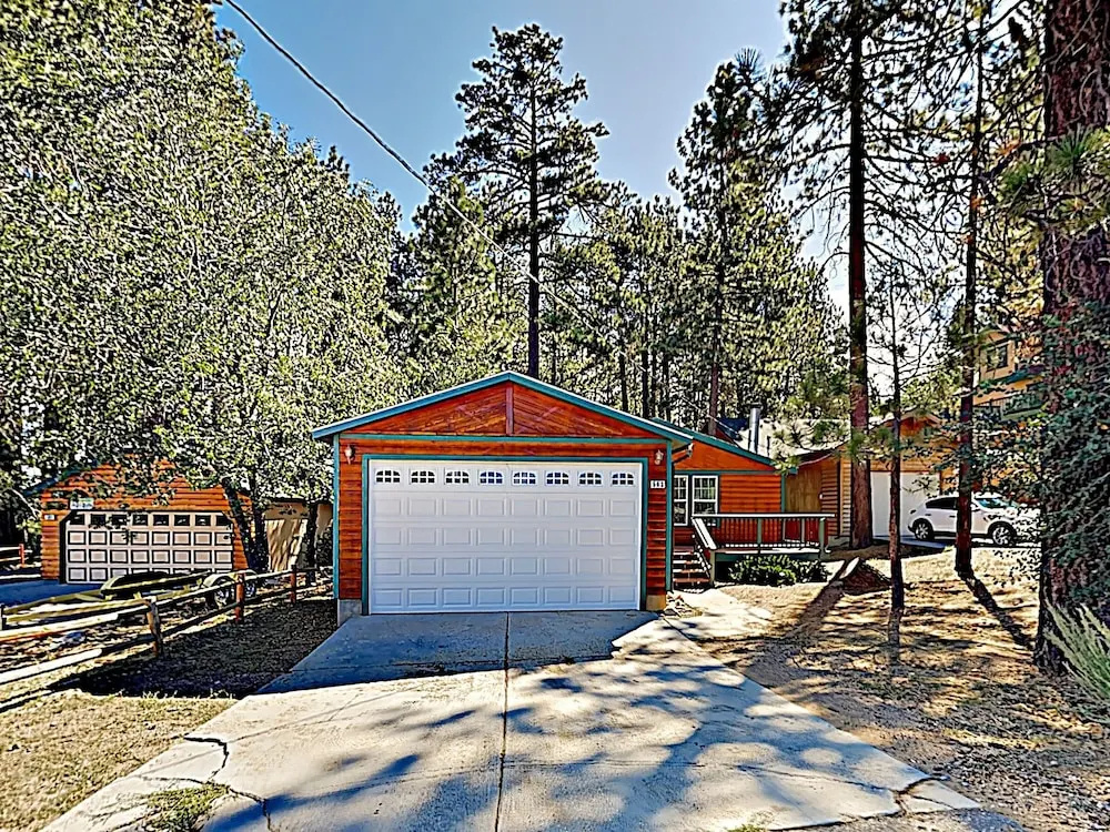 New Listing! Newly Furnished - Hot Tub & Deck 3 Bedroom Home