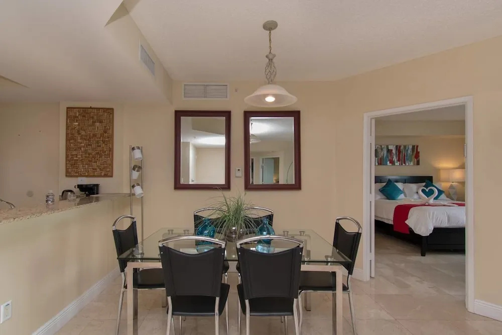 Stylish Modern 2bd 2bth Apt Near the Beach