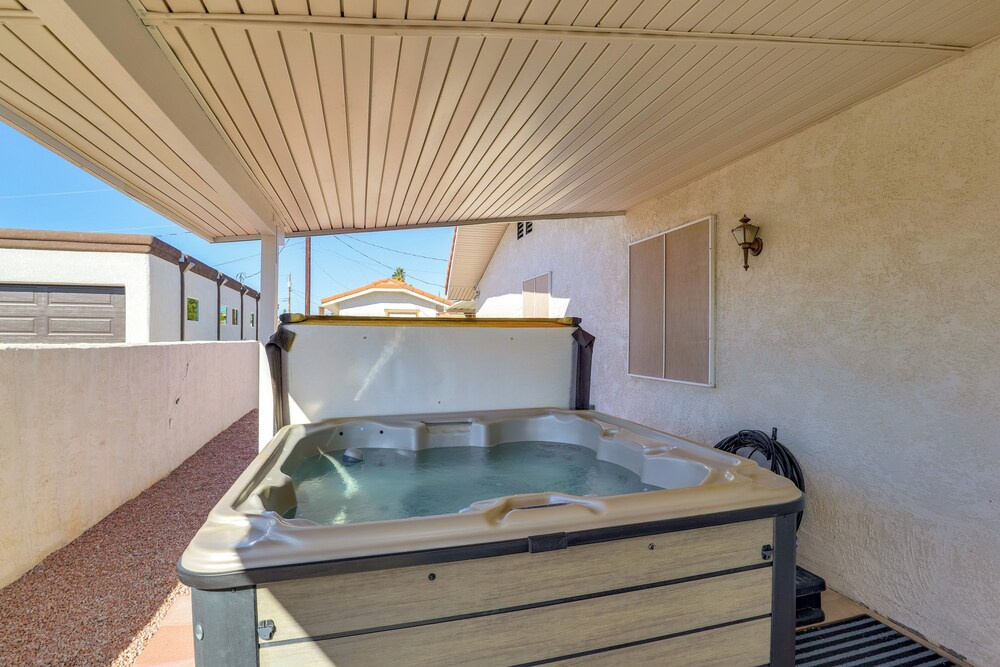 5 Mi to London Bridge: Mtn-view Home w/ Hot Tub