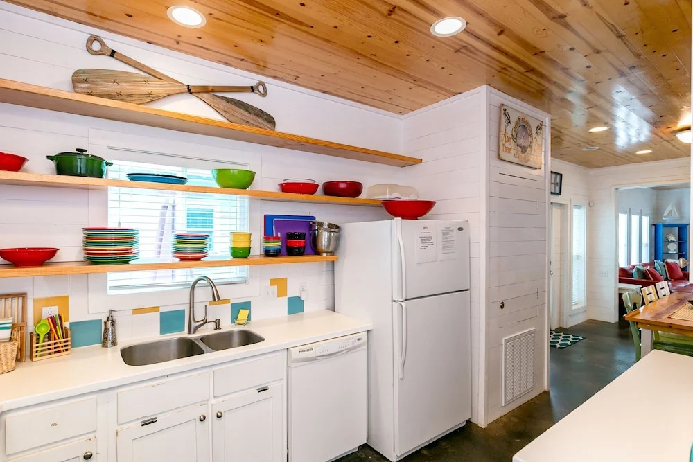 4BR/4.5BA Vibrant House, Village Walk by RedAwning