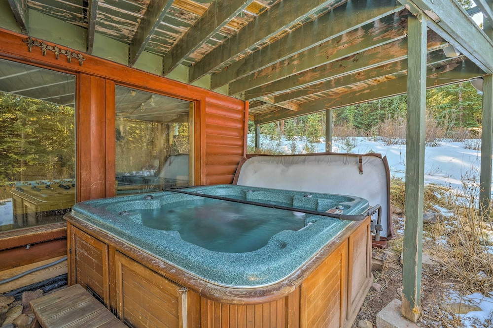 3 Mi to Ski Slopes! Hot Tub Haven in Breckenridge