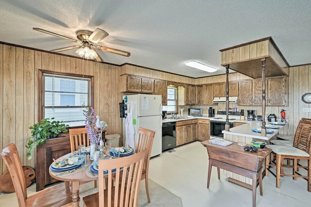 Pet-friendly Second Row House Steps to Beach!