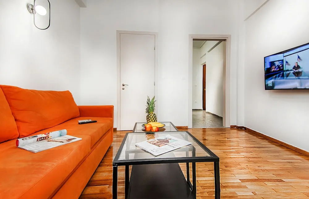 Modern and Stylish Renovated Flat, next to Metro