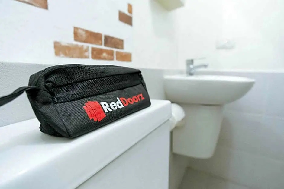 RedDoorz near Mertasari Beach 2
