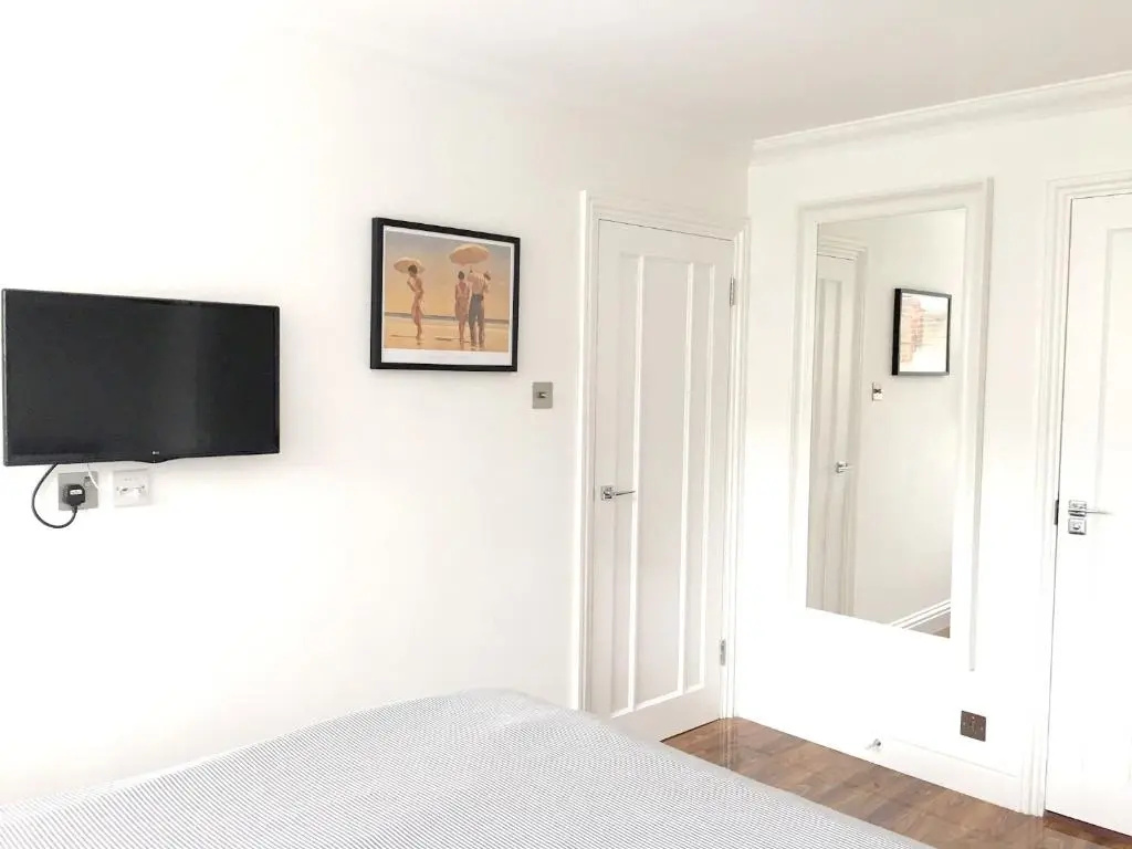 Superb 3-Bed 2-Bath with Wifi: Trendy Fitzrovia W1