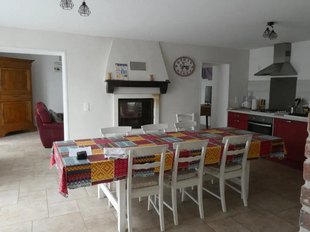 Maison rénovée en pleine campagne avec terrain, terrasse et équipements familiaux - FR-1-426-157