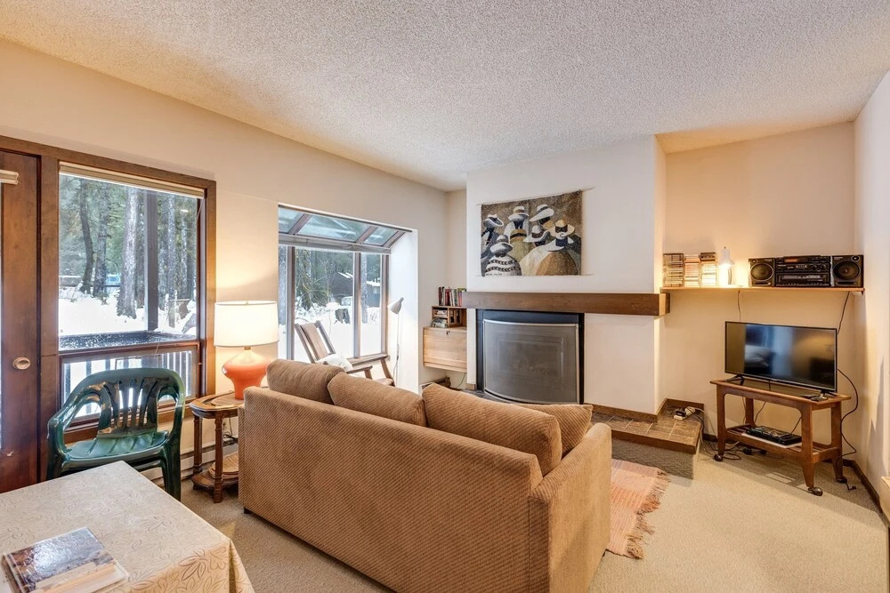 33SW - WiFi - Fireplace - Amenities - Sleeps 4