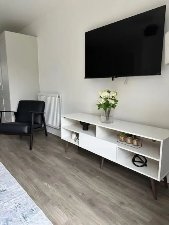 Stylish 2 Bedroom House - Village Location