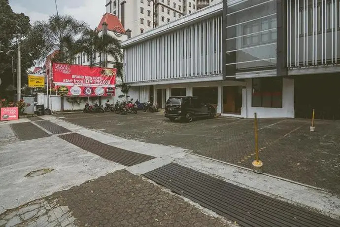 RedDoorz Plus Near Maranatha University 5