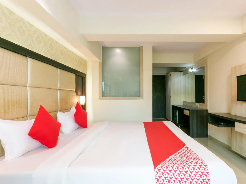 OYO 36215 Hotel Pearl Residency