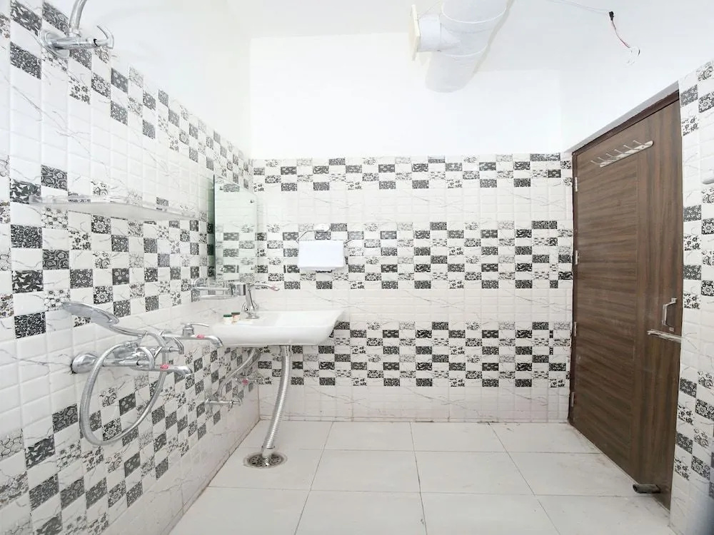 OYO 12379 Hotel Riyasat