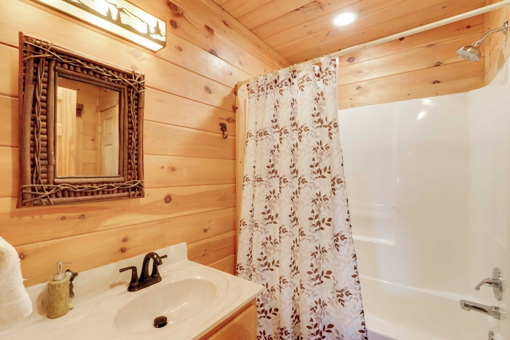 Cottage w/ Hot Tub: 3 Mi to Downtown Blue Ridge!