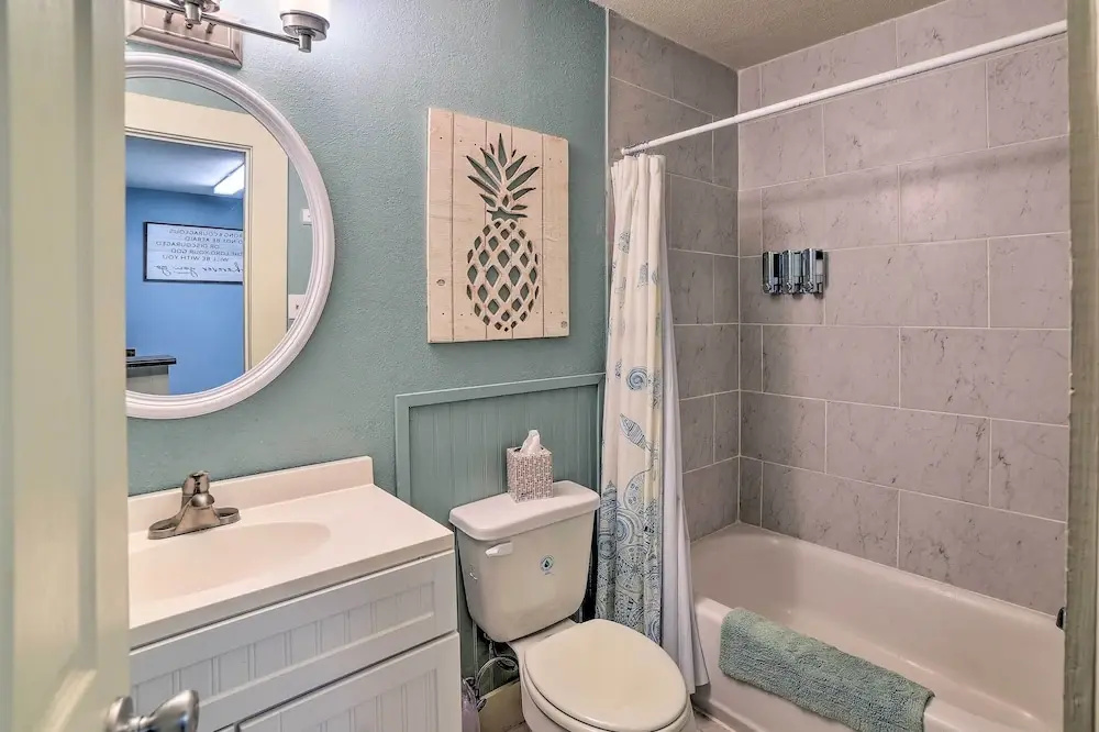 Coastal Studio w/ Amenities: Walk to Padre Beach!