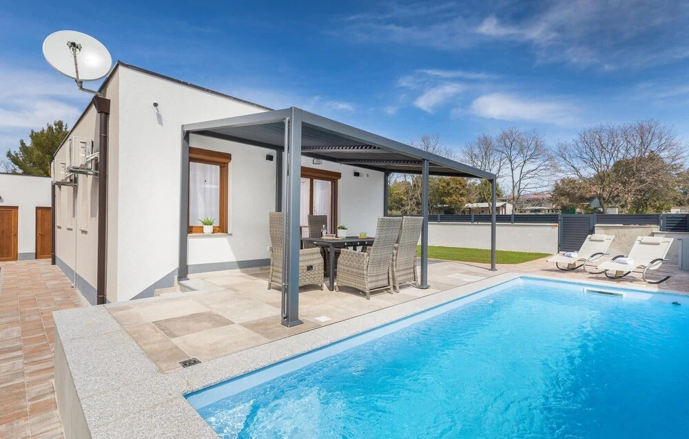Nice Home in Peroj With Outdoor Swimming Pool, Wifi and 2 Bedrooms