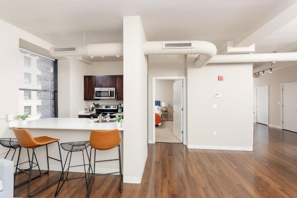 2BR Lux Apartment With Rooftop Deck, Gym & Parking