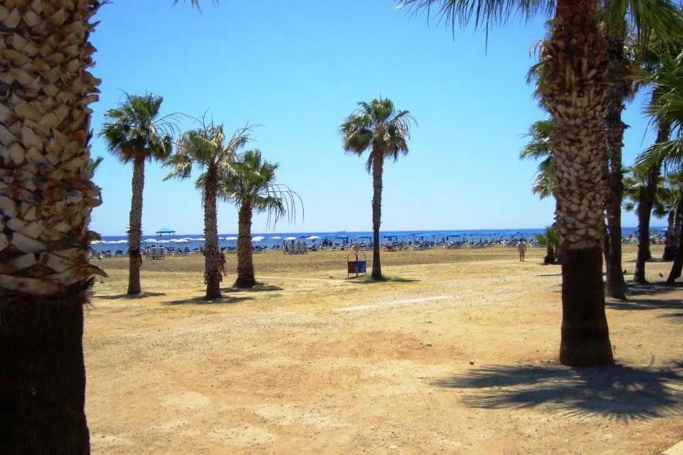 104 Excellent 2 bed apartment with pool view, AC & gym!