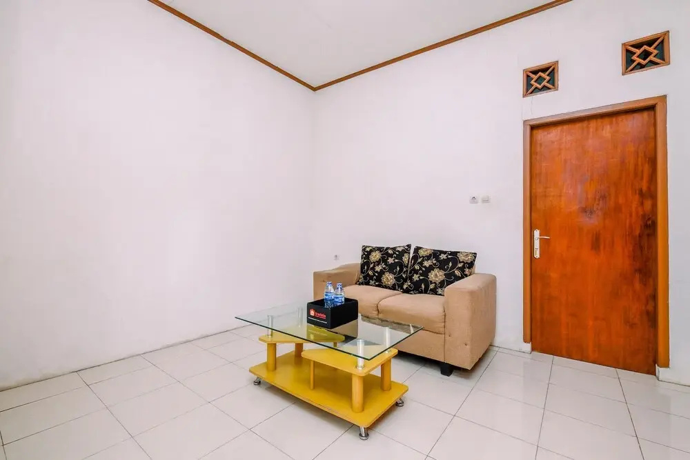 Comfort Stay Studio Room At Graha Wishnu Guest House