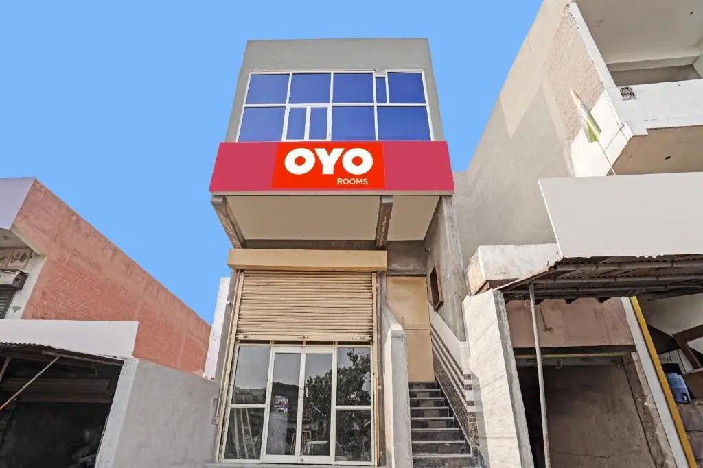 OYO Flagship 70296 S H J Hotel