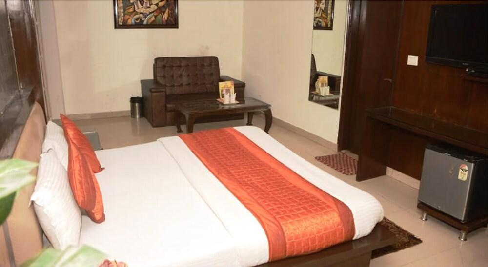 OYO 6408 Hotel Delhi Heart