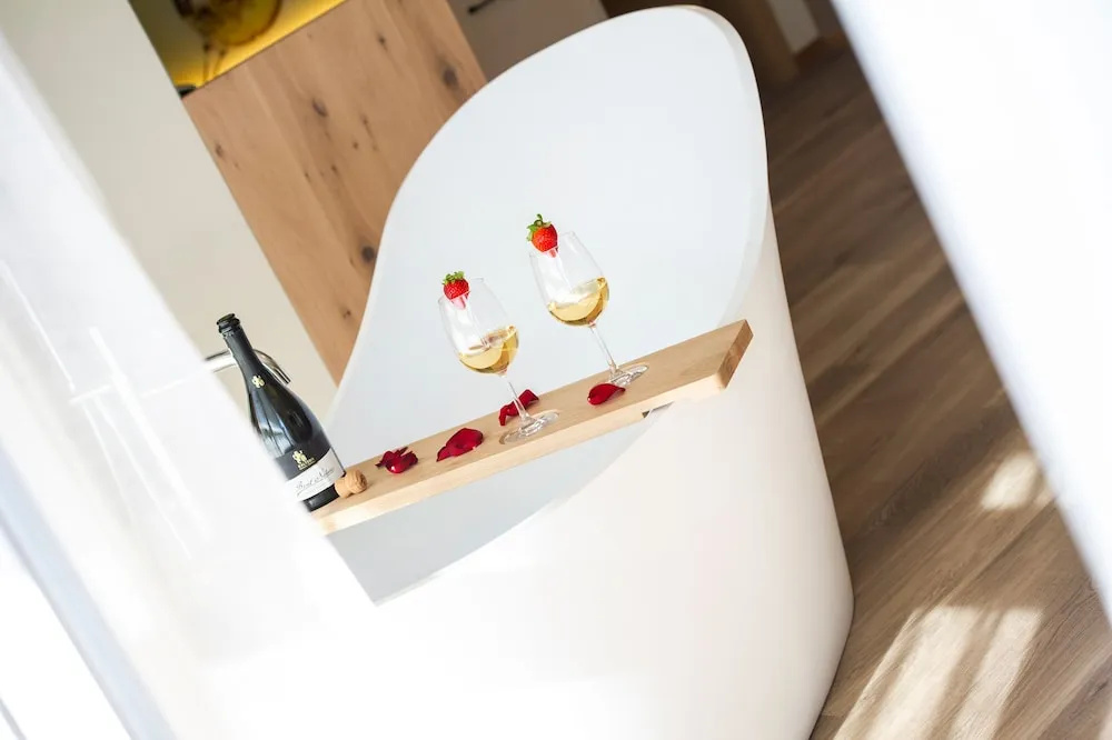 Haus Gregori Modern & Central Stay in Vineyard with Rooftop & Served Breakfast