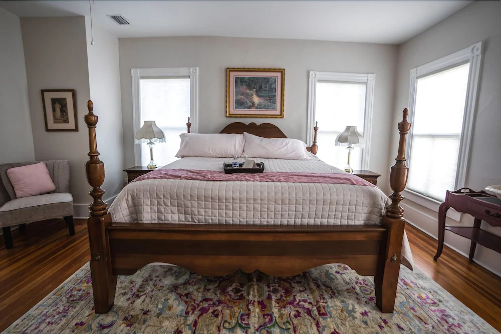 Live Oaks Inn